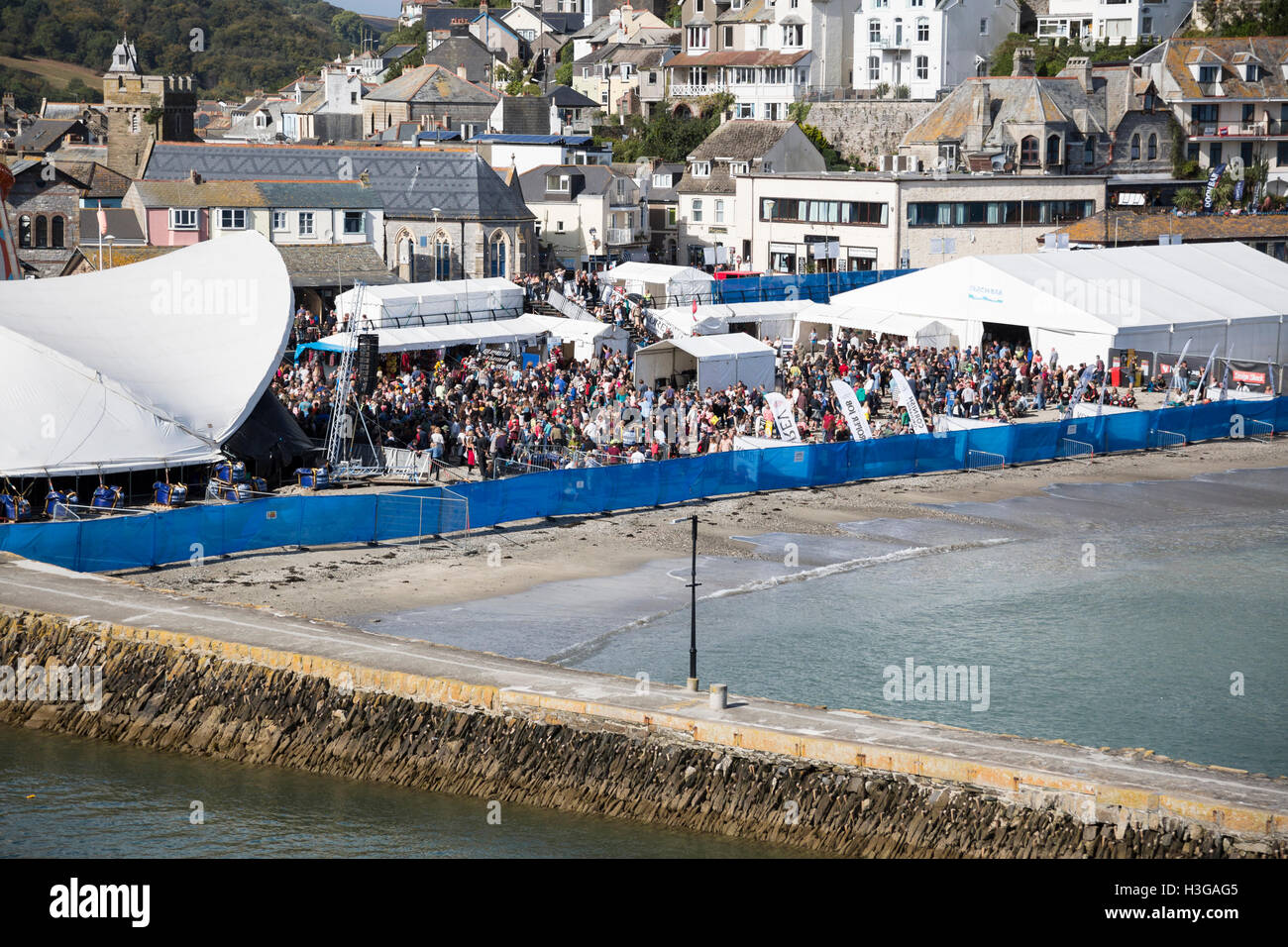 25 settembre 2016 Looe music festival, Cornwall. La folla sulla spiaggia Headline agisce incluso Bryan Ferry e amanti del divertimento criminali Foto Stock