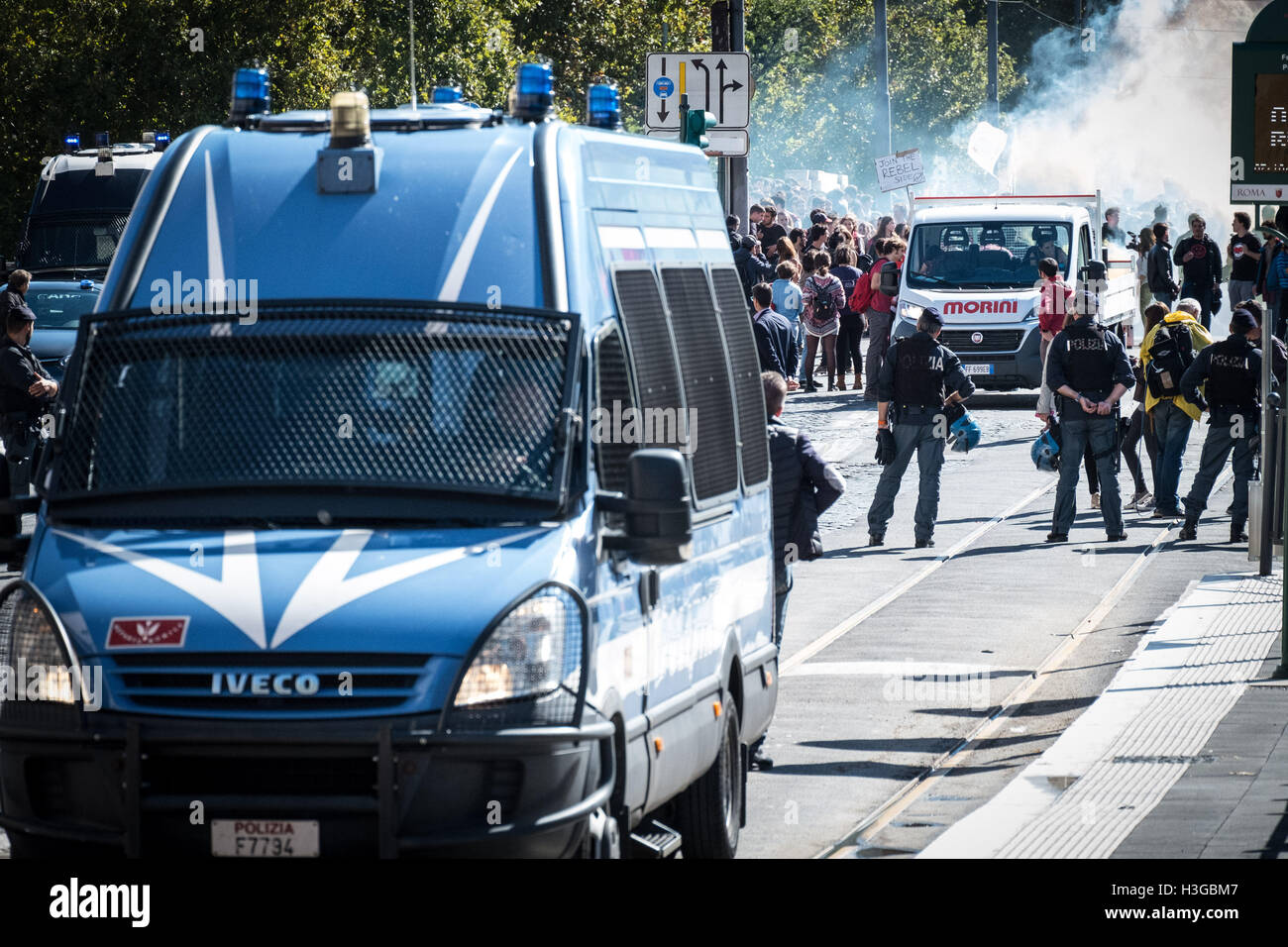 Roma, 7 ottobre 2016, dimostrazione di alta scuola gli studenti contro il governo, la legge 107 e la riforma costituzionale. *** Caption locale *** Roma, 7 ottobre 2016, dimostrazione di alta scuola gli studenti contro il governo, la legge 107 e la riforma costituzionale. foto di polizia Foto Stock