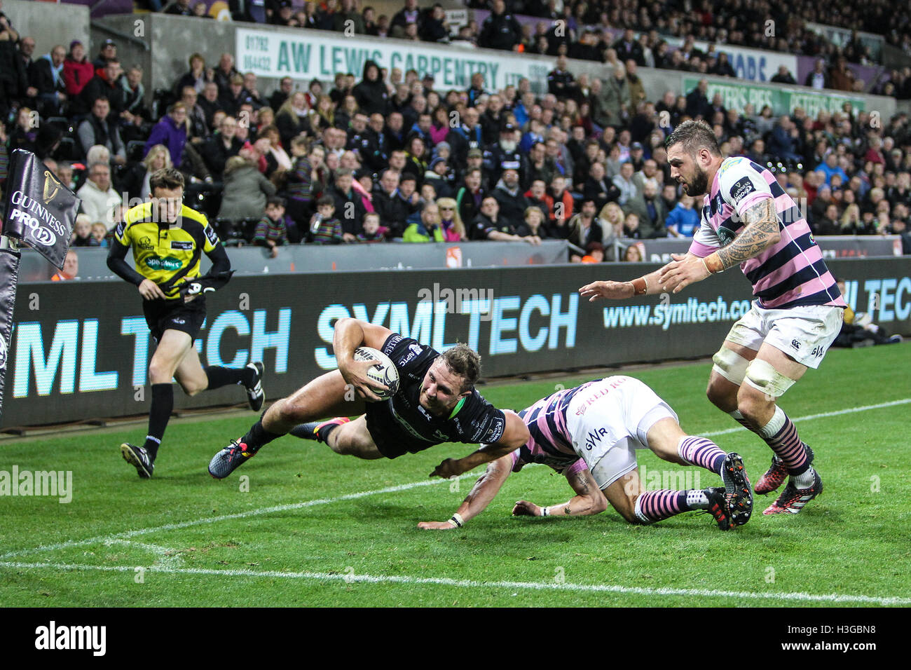 Il falco pescatore v Cardiff Blues, Guinness Pro 12 partita di rugby, 7 ottobre 2017, il Liberty Stadium, Swansea Foto Stock