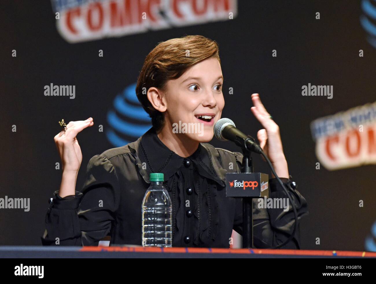 New York, NY, STATI UNITI D'AMERICA. Il 7 ottobre, 2016. Millie Bobby Brown a 'Stranger cose' pannello, Javits Center di presenze per New York Comic Con 2016 - Ven, New York, NY, 7 ottobre 2016. Credito: Derek Storm/Everett raccolta/Alamy Live News Foto Stock