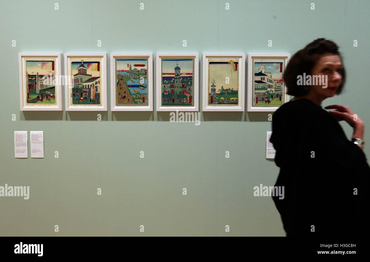 Francoforte Francoforte. Il 7 ottobre, 2016. Una donna visite mostra 'Yokohama 1868-1912: quando le immagini hanno imparato a brillare' presso il Museo Angewandte Kunst Frankfurt, a Francoforte in Germania il 7 ottobre, 2016. La mostra presenta oltre 250 woodblock stampe e fotografie storiche per mostrare la capricciosa epilogo dell'ukiyo-e e il concomitante aumento della fotografia giapponese. © Luo Huanhuan/Xinhua/Alamy Live News Foto Stock