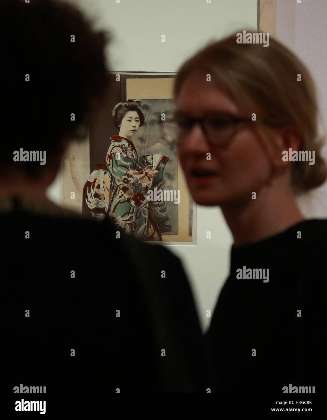 Francoforte Francoforte. Il 7 ottobre, 2016. La gente visita mostra 'Yokohama 1868-1912: quando le immagini hanno imparato a brillare' presso il Museo Angewandte Kunst Frankfurt, a Francoforte in Germania il 7 ottobre, 2016.La mostra espone più di 250 woodblock stampe e fotografie storiche per mostrare la capricciosa epilogo dell'ukiyo-e e il concomitante aumento della fotografia giapponese. © Luo Huanhuan/Xinhua/Alamy Live News Foto Stock