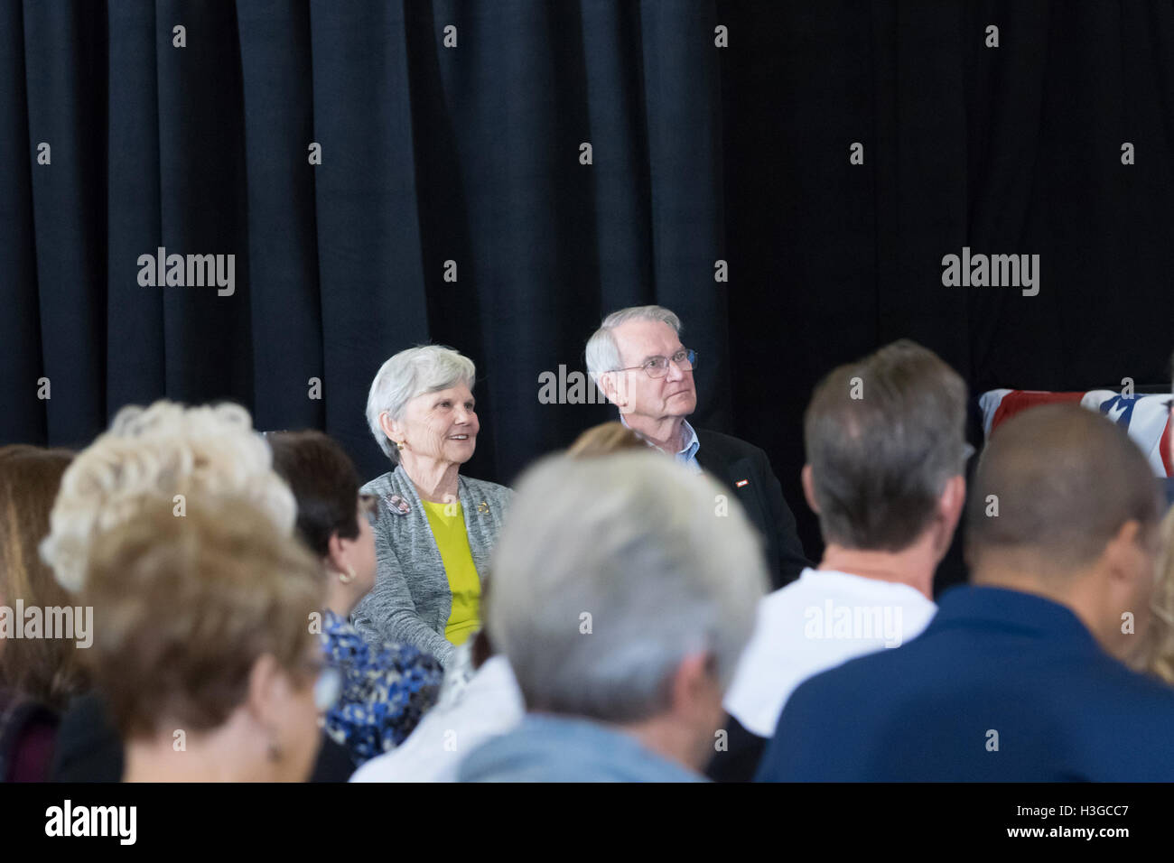 Henderson, Stati Uniti d'America. 07 ott 2016. Kathy e Al Kaine, Senatori Tim Kaine i genitori di unirsi per ascoltare l'evento con il Nevada Seniors il Ottobre 7th, 2016 a MacDonld Ranch centro comunitario in Henderson NV. Credito: la foto di accesso/Alamy Live News Foto Stock