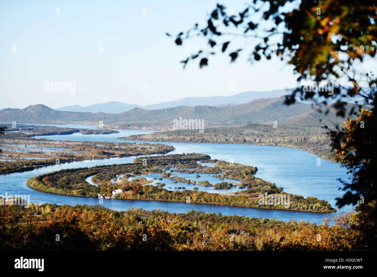 Pechino, Cina. 28 Sep, 2016. Foto scattata il 7 settembre 28, 2016 mostra il paesaggio autunnale Zhenbao isola in Hulin, a nord-est della Cina di Heilongjiang provincia. © Wang Jianwei/Xinhua/Alamy Live News Foto Stock