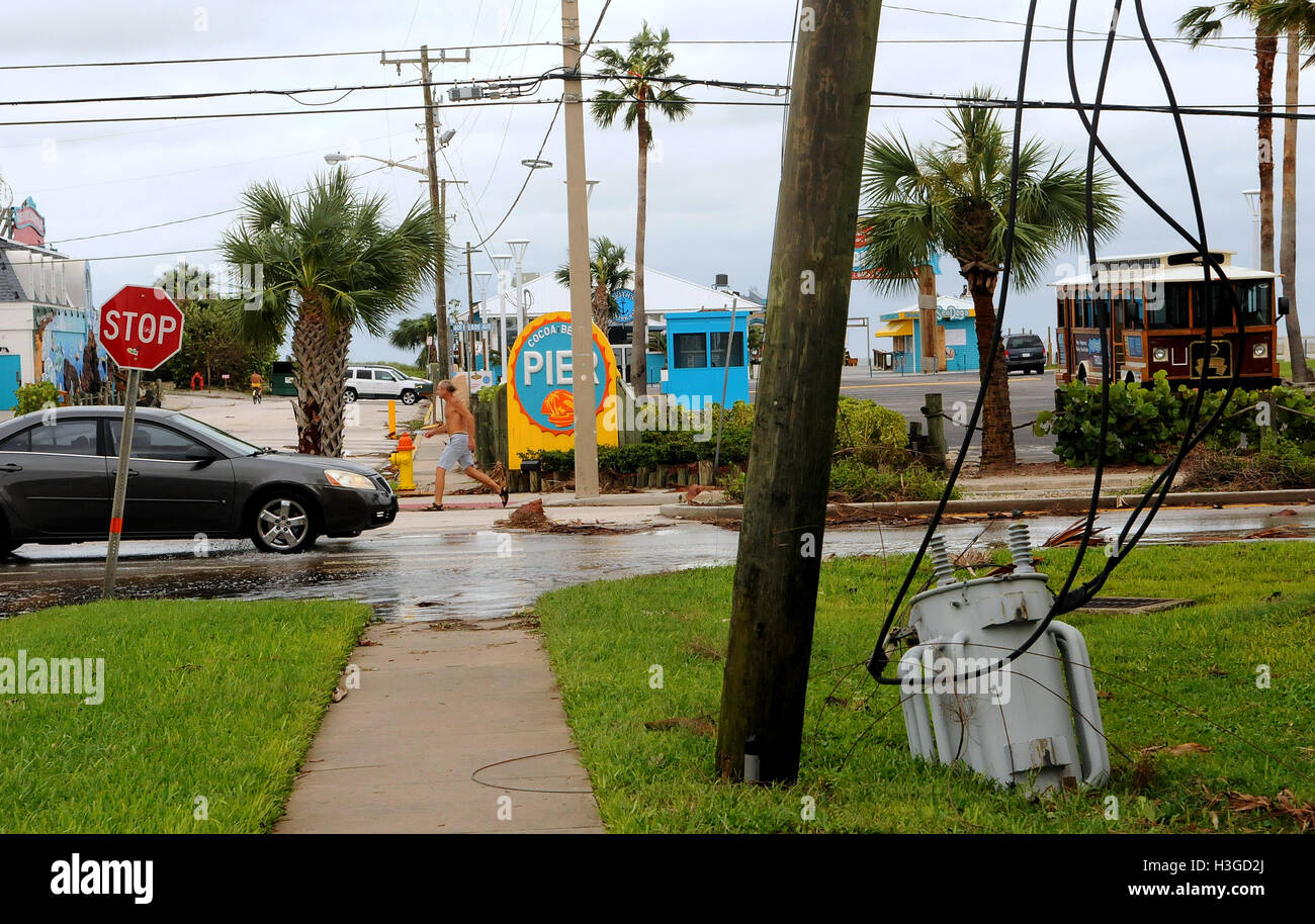 Cocoa Beach, Stati Uniti. 07 ott 2016. 7 Ottobre 2016 - Cocoa Beach, Florida, Stati Uniti - un trasformatore copiata da un polo di alimentazione dal vento è visibile sul terreno in prossimità di strade inondate di Cocoa Beach, Florida ore dopo l uragano Matthew canna fino le coste della Florida. Matteo è stato accusato per 4 morti in Florida e in oltre otto cento in Haiti. Oltre un milione di persone hanno perso il potere a causa della tempesta. Credito: Paul Hennessy/Alamy Live News Foto Stock