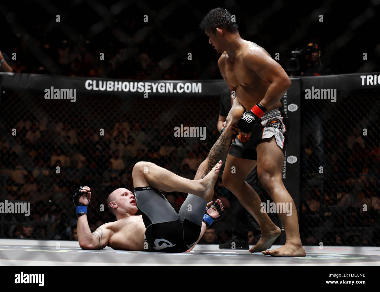 Yangon, Myanmar. Il 7 ottobre, 2016. Arti marziali miste (MMA) fighter Aung La N ha cantato (R), noto anche come il Myanmar Python, combatte contro Michal Pasternak della Polonia durante il campionato al Thuwanna Stadium di Yangon, Myanmar, il 7 ottobre 2016. © U Aung/Xinhua/Alamy Live News Foto Stock