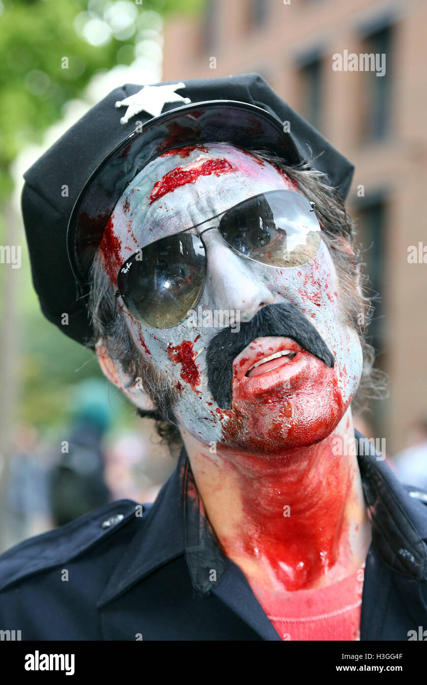Londra, Regno Unito. 8 Ott, 2016. I partecipanti vestiti come undead zombie per mondo zombie giorno a Londra Credito: Paul Brown/Alamy Live News Foto Stock