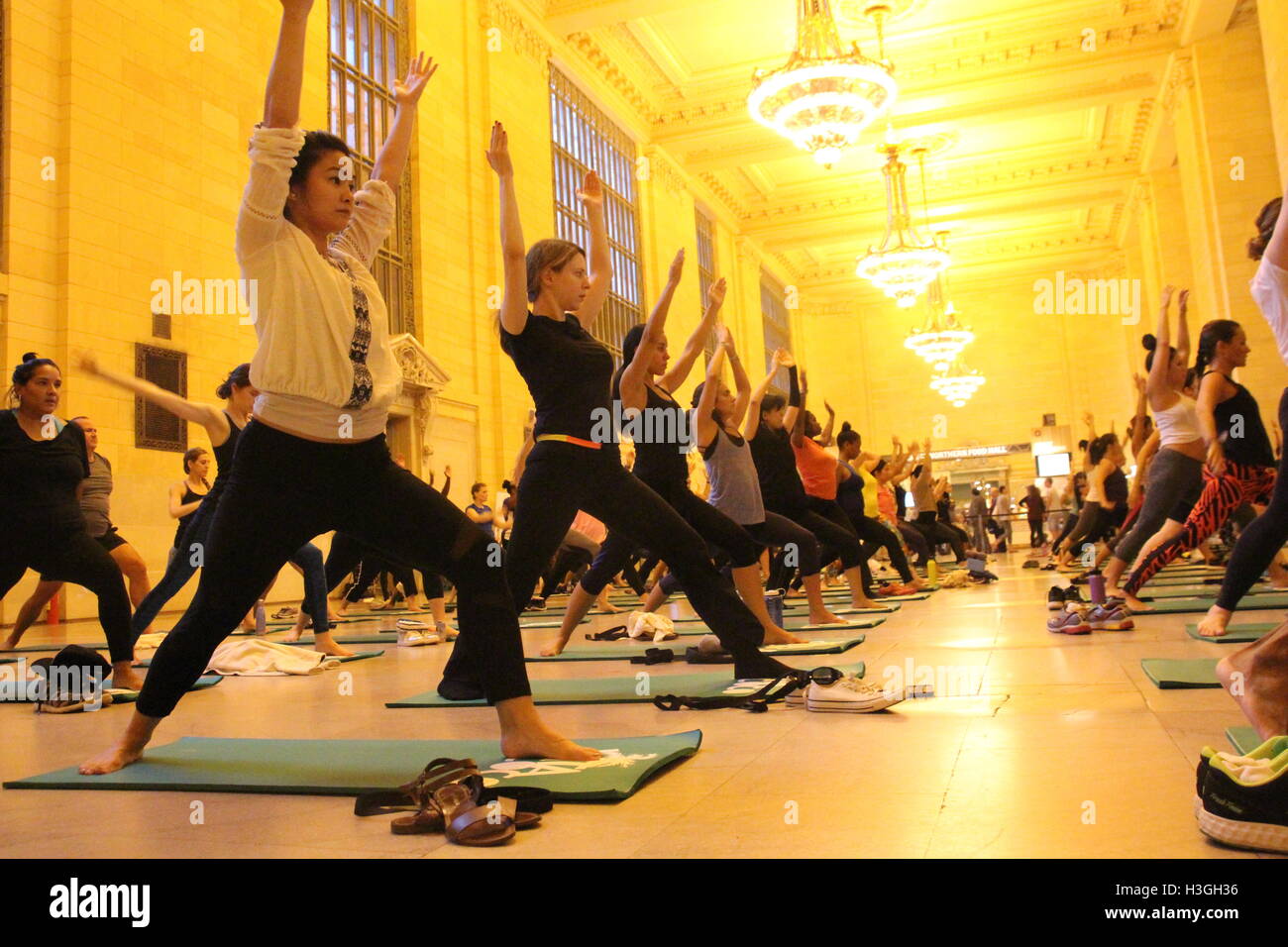 New York, Stati Uniti d'America. Xv Sep, 2016. I partecipanti si vede durante una lezione di yoga al Grand Central Terminal stazione ferroviaria in New York, Stati Uniti d'America, 15 settembre 2016. Foto: Christina Horsten/dpa/Alamy Live News Foto Stock