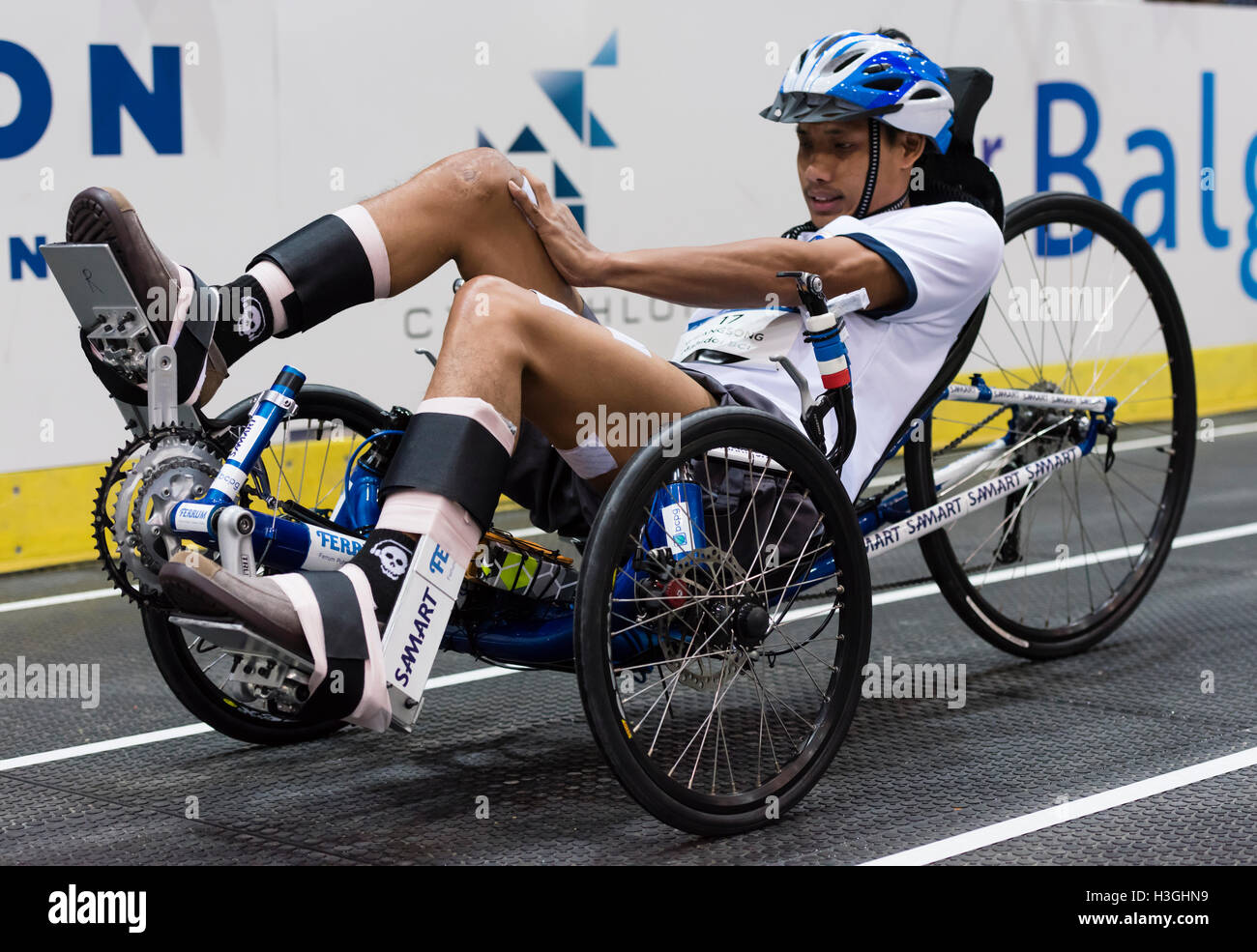 Kloten, Svizzera - 8 October 2016: Wichakorn Wengsong (THA) alla  Stimolazione Elettrica Funzionale (FES) bike race a Cybathlon, il primo  campionato per piloti con disabilità utilizzando dispositivi bionici presso  lo Swiss Arena