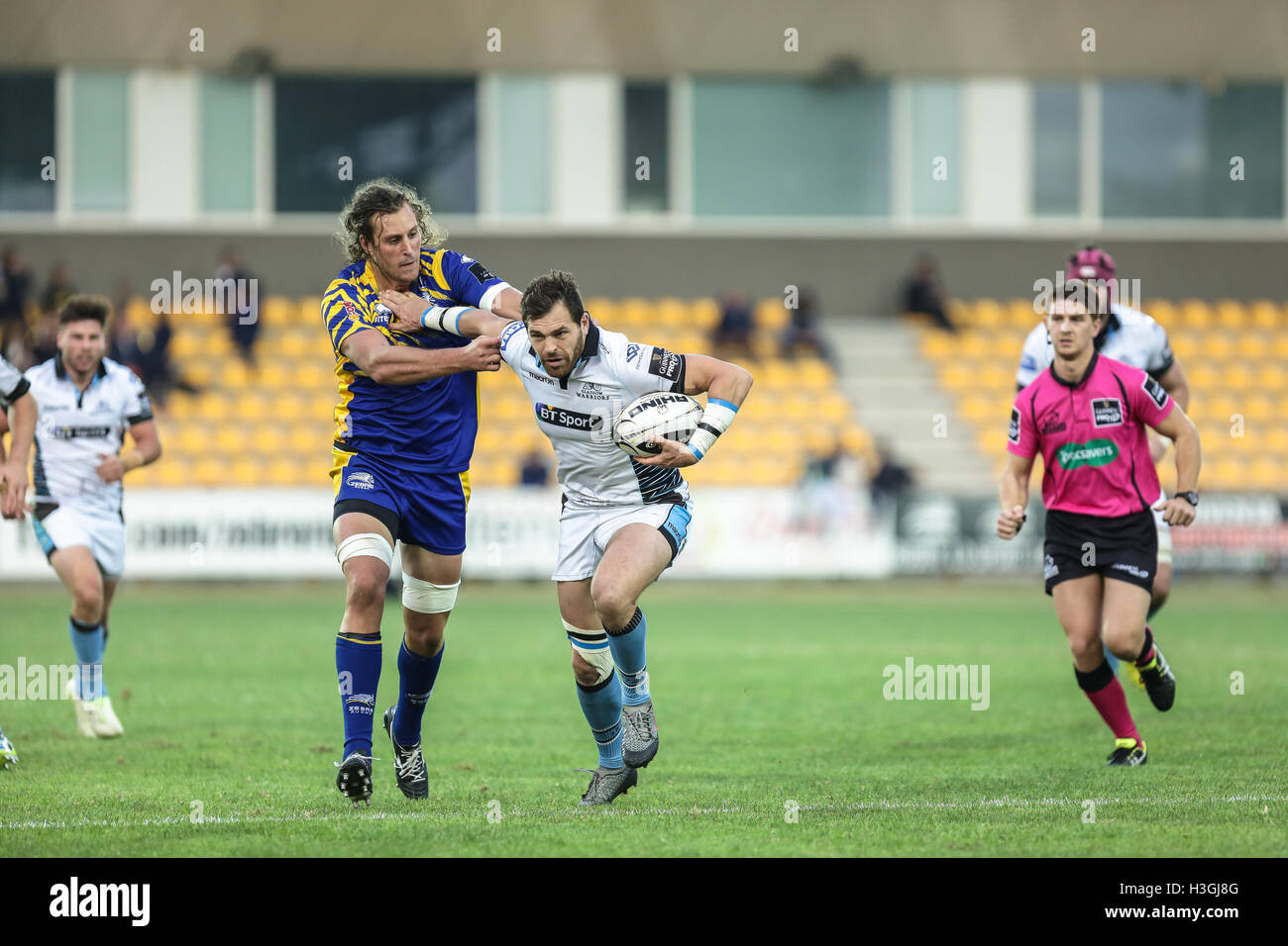 Parma, Italia. 08 ott 2016. Ala guerrieri Sean Lamont resiste a Joshua Furno nella partita contro le zebre nel Guinness Pro 12 Credito: Massimiliano Carnabuci/Alamy Live News Foto Stock