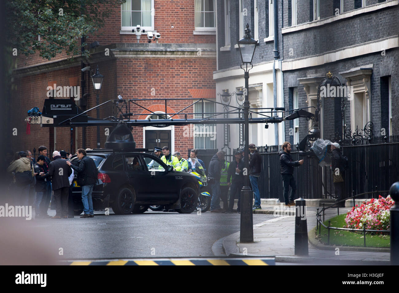 Londra, Regno Unito. 8 Ottobre, 2016. Le riprese del nuovo film di trasformatori a Downing Street sulle fasi di n10 Credito: PAOLO GROVER/Alamy Live News Foto Stock