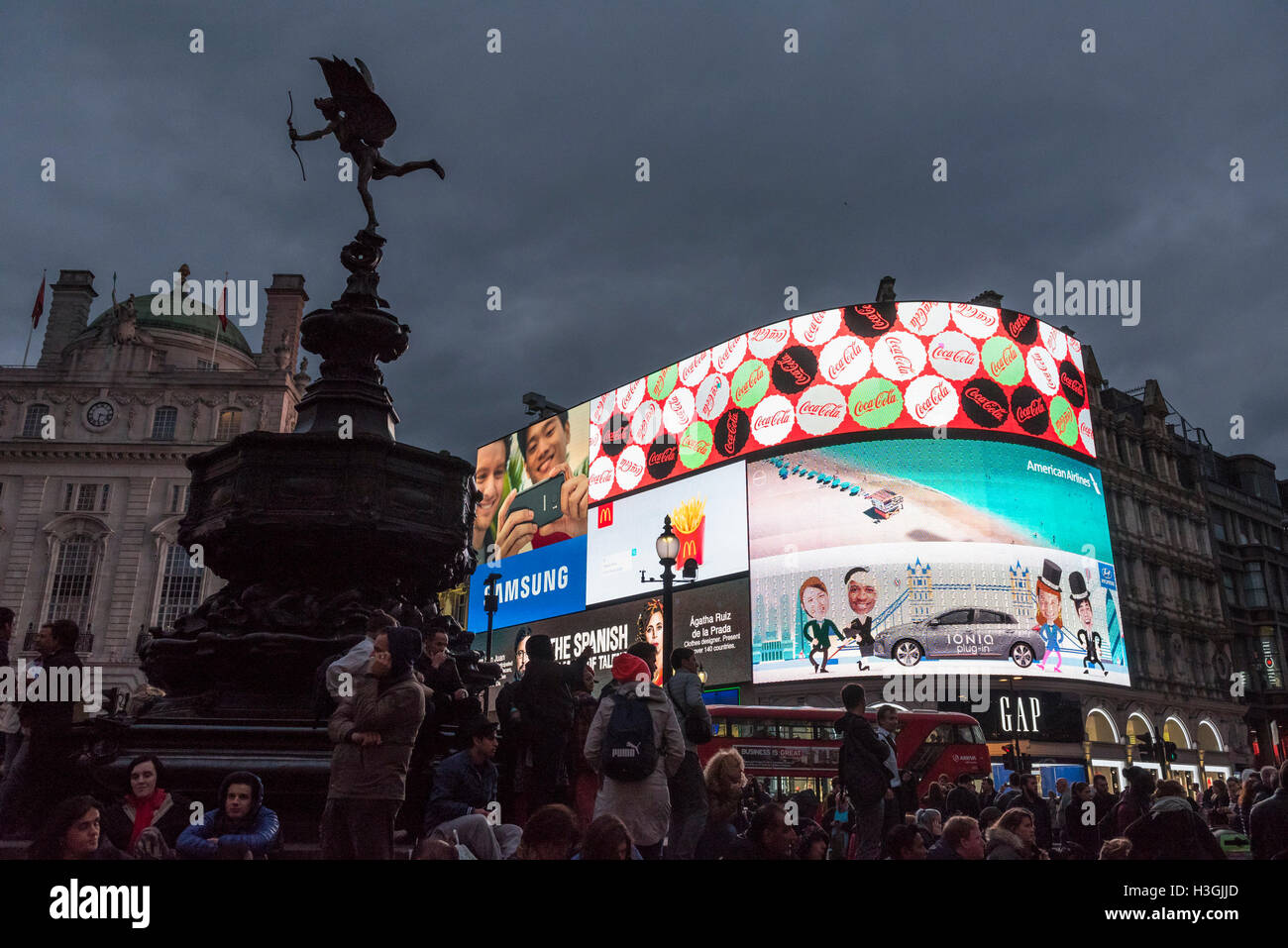 Londra, Regno Unito. 8 Ottobre, 2016. Land Securities, proprietario della Piccadilly Circus sito sin dagli anni Settanta, ha vinto il consenso pianificazione per sostituire le attuali sei schermi LCD con una enorme all'avanguardia schermo interattivo. È riportato che la pubblicità gli analisti stimano che il sito di grandi dimensioni potrebbe valere tanto quanto 30 milioni di sterline, rispetto al totale di 4 milioni di sterline di un anno per schermata attualmente. Credito: Stephen Chung / Alamy Live News Foto Stock