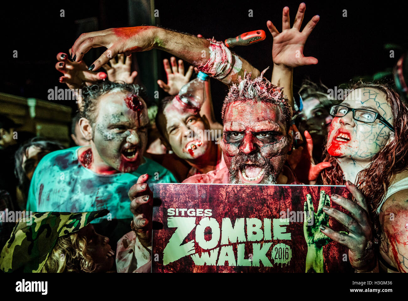Sitges, Spagna. Ottobre 9th, 2016. Gli zombie di tutti i tipi si riuniscono per la Sitges Zombie a piedi 2016 Credit: matthi/Alamy Live News Foto Stock