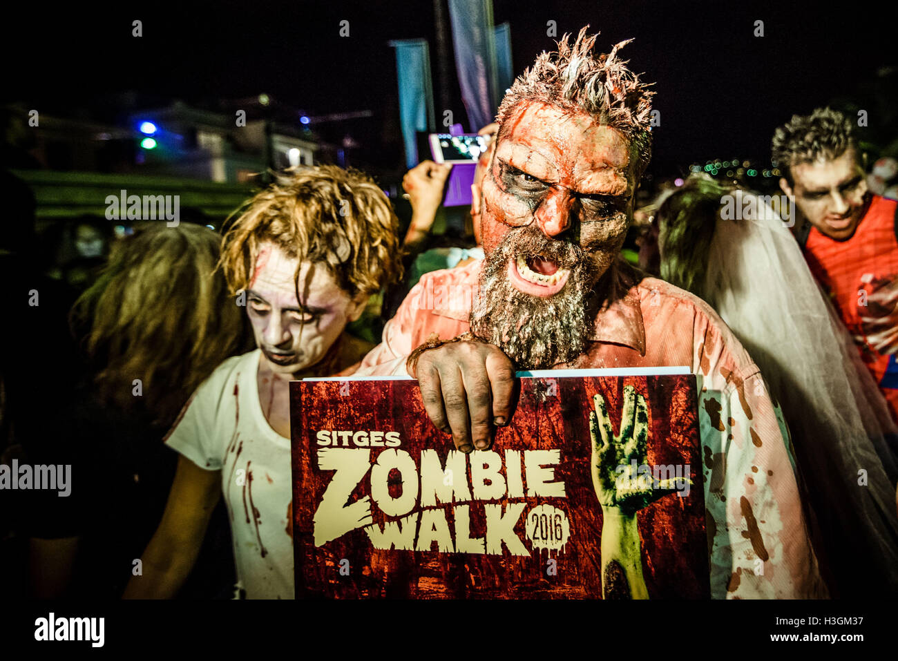 Sitges, Spagna. Ottobre 9th, 2016. Gli zombie di tutti i tipi si riuniscono per la Sitges Zombie a piedi 2016 Credit: matthi/Alamy Live News Foto Stock