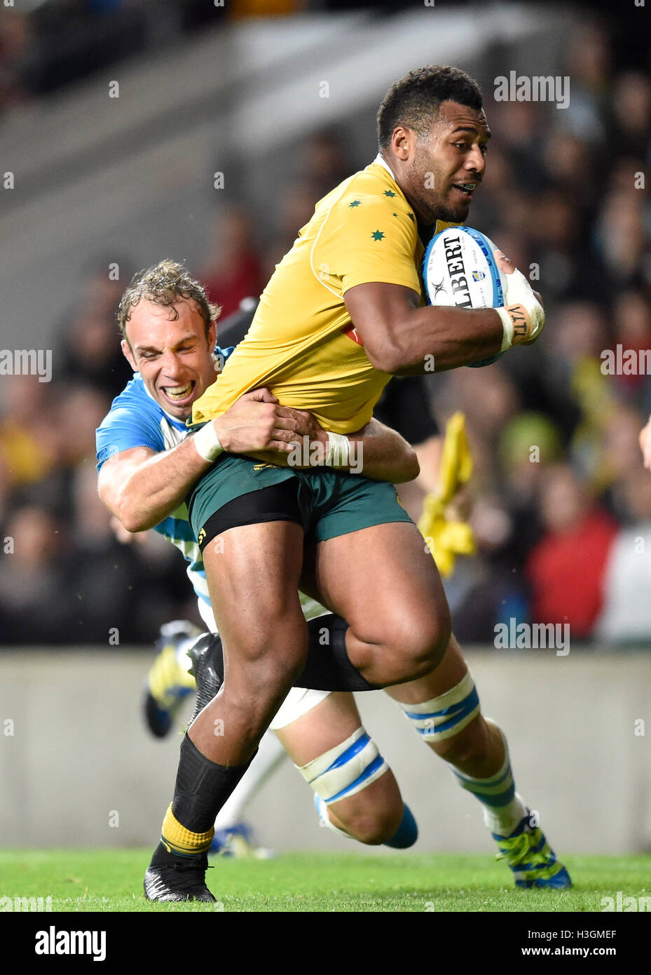 Londra, Regno Unito. 8 Ottobre, 2016. Samu Kerevi del Team Australia è affrontato durante il campionato di rugby gioco - Argentina vs Australia a Twickenham Stadium. Credito: Taka Wu/Alamy Live News Foto Stock