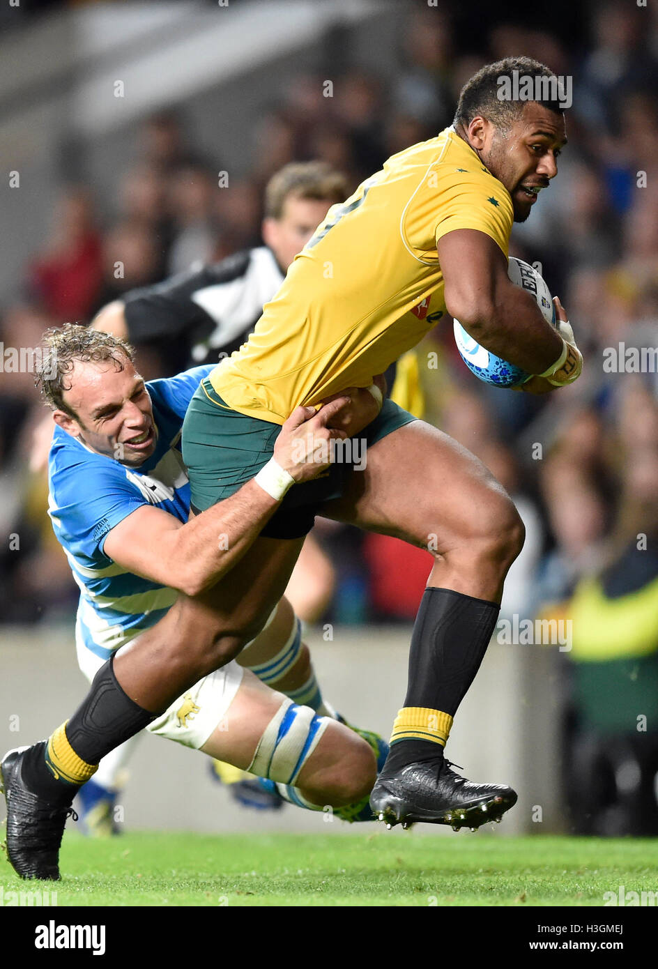 Londra, Regno Unito. 8 Ottobre, 2016. Samu Kerevi del Team Australia è affrontato durante il campionato di rugby gioco - Argentina vs Australia a Twickenham Stadium. Credito: Taka Wu/Alamy Live News Foto Stock