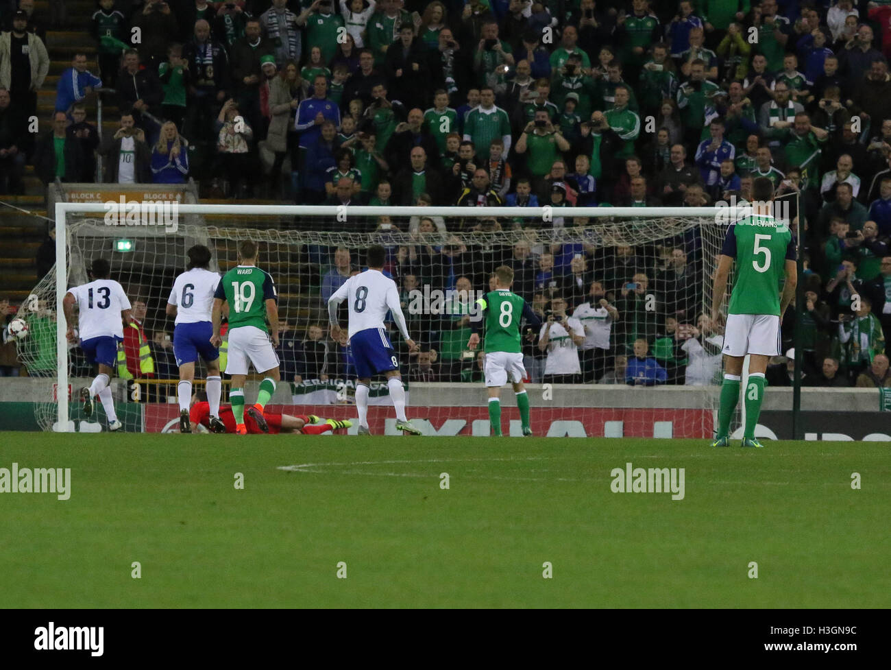 Stadio Nazionale al Windsor Park di Belfast, Irlanda del Nord. Il giorno 08 ottobre 2016. World Cup Qualifier - GRUPPO C - Irlanda del Nord 4 San Marino 0. Irlanda del Nord il capitano Steven Davis (8) punteggi in Irlanda del Nord la prima meta dalla pena spot. David Hunter/Alamy Live News. Foto Stock