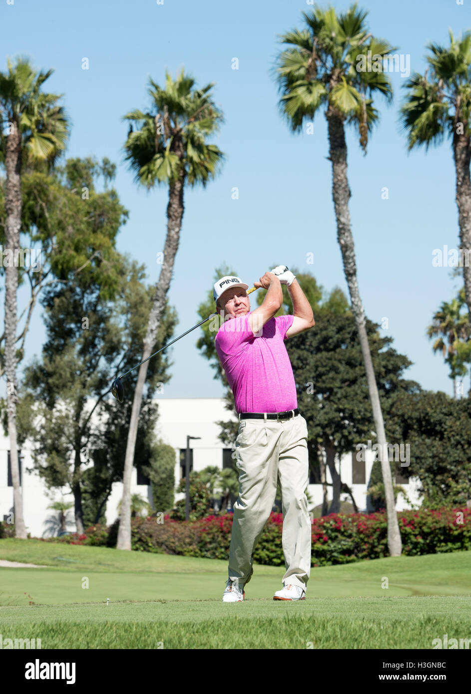 Newport Beach, California, Stati Uniti d'America. 8 Ott, 2016. Billy Mayfair fa un tee-shot sul quinto foro durante il secondo round della Toshiba Classic presso il Newport Beach Country Club. Credito: Doug Gifford/ZUMA filo/Alamy Live News Foto Stock