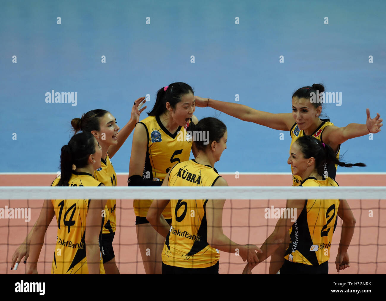 (161009) -- Istanbul, Ottobre 9, 2016(Xinhua) -- Vakifbank giocatori festeggiare il punteggio durante una partita amichevole contro il club italiano Pomi Casalmaggiore in Istanbul, Turchia, ad Ottobre 8, 2016. VakifBank sarà cercando di vincere la FIVB del Mondo Donne Campionato del Club con il suo nuovo trasferimento Zhu cosa, China Star spiker e il Giocatore Più Utile (MVP) nel Rio Olimpiadi, la pallavolo turco club detto il sabato. (Xinhua/Egli Canling) Foto Stock