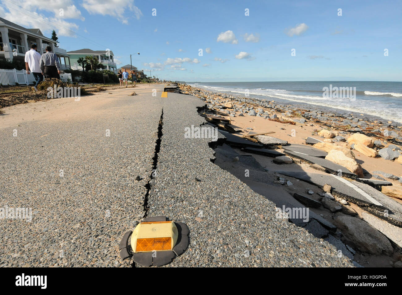 Flagler Beach, Florida, Stati Uniti d'America. 8 Ottobre, 2016. Sondaggio residenti i danni alla strada statale A1A causati dall'uragano Matteo in Flagler Beach, Florida il 8 ottobre 2016. La strada è stata lavata in molti tratti dalla tempesta a sovracorrenti e Spiaggia di erosione. Credito: Paul Hennessy/Alamy Live News Foto Stock