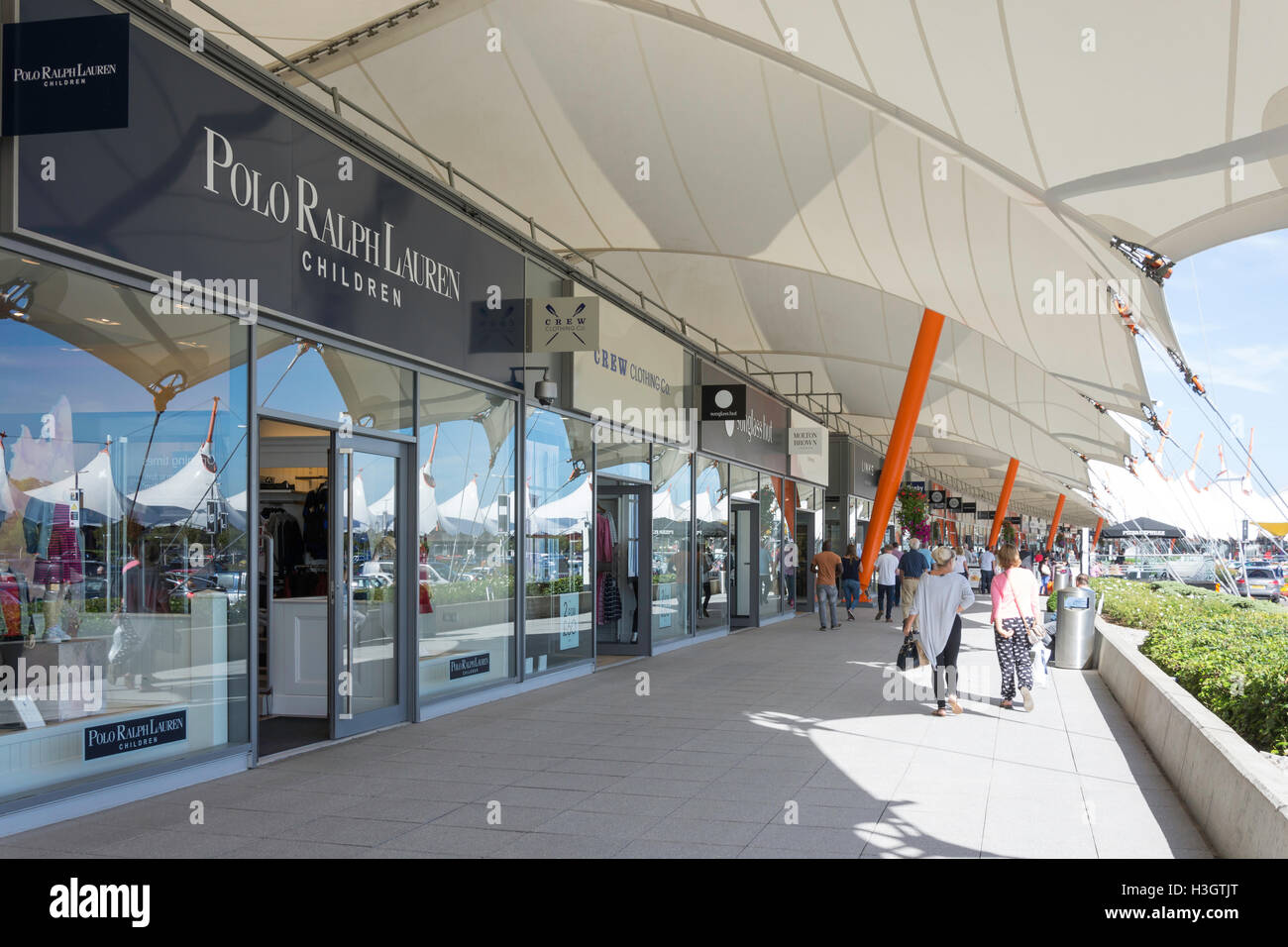 I negozi di moda a Ashford Designer Outlet, modo di Kimberley, Ashford, Kent, England, Regno Unito Foto Stock