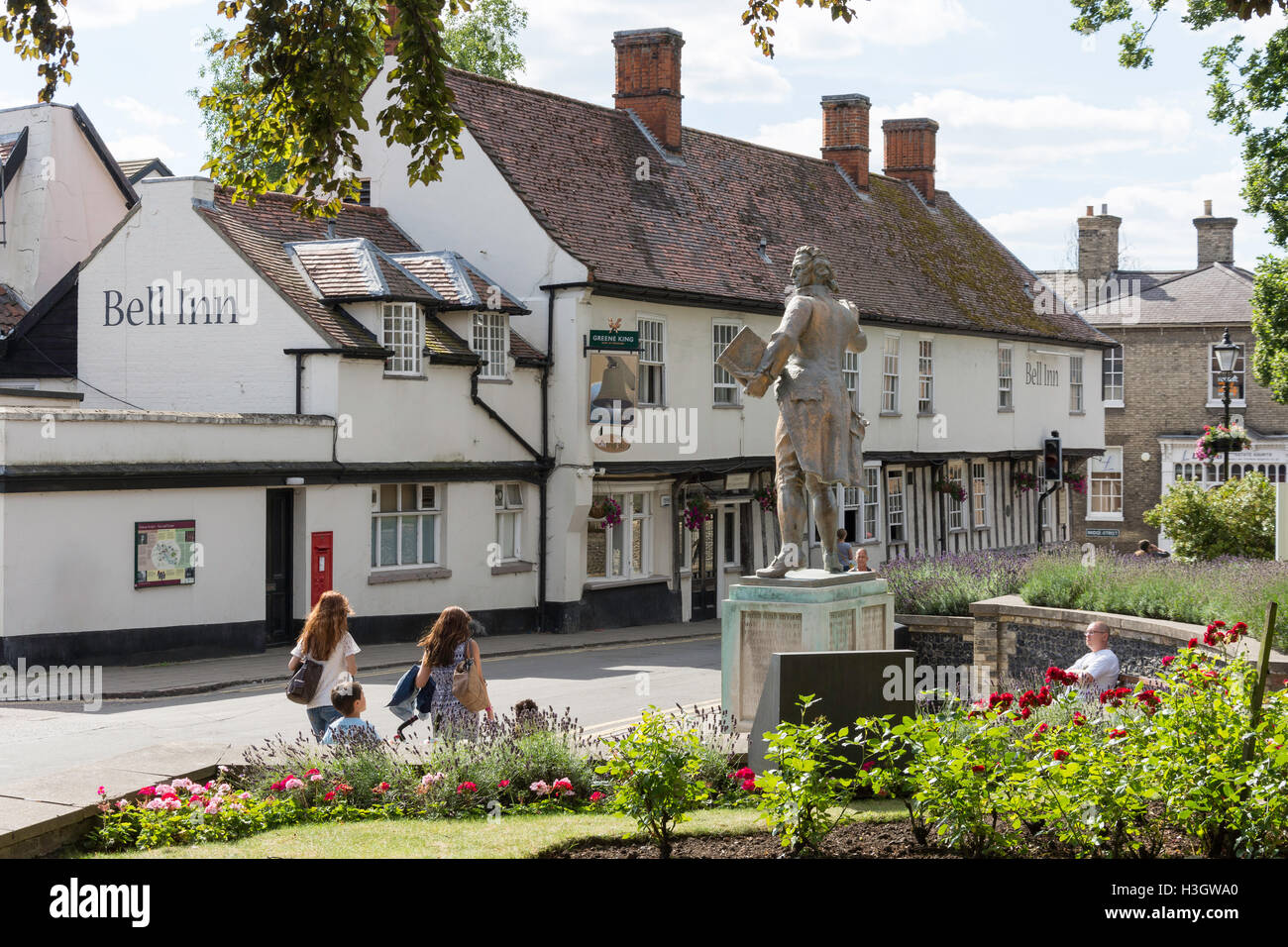 Xv secolo Il Bell Inn e Thomas Paine statua, King Street, Thetford, Norfolk, Inghilterra, Regno Unito Foto Stock