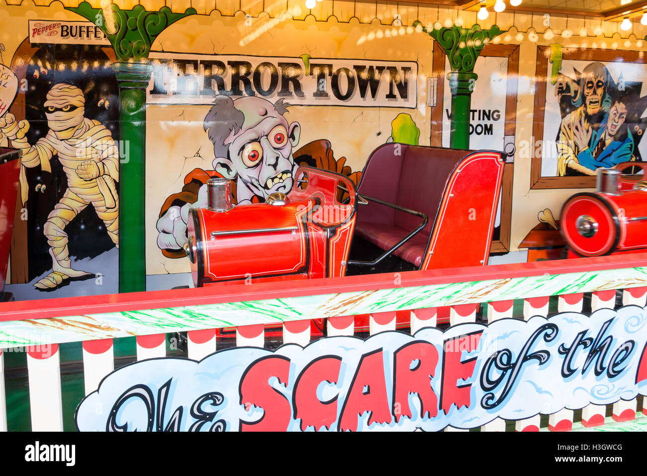 Ghost in treno a vapore carradori Fair, il verde, Englefield Green, Surrey, England, Regno Unito Foto Stock