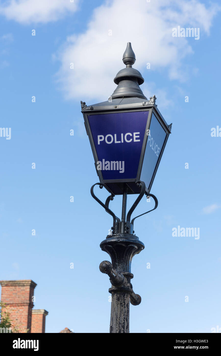 Cartello con la lampada vintage fuori dalla stazione di polizia, Oldfield Lane, Greenford, London Borough of Ealing, Greater London, England, Regno Unito Foto Stock