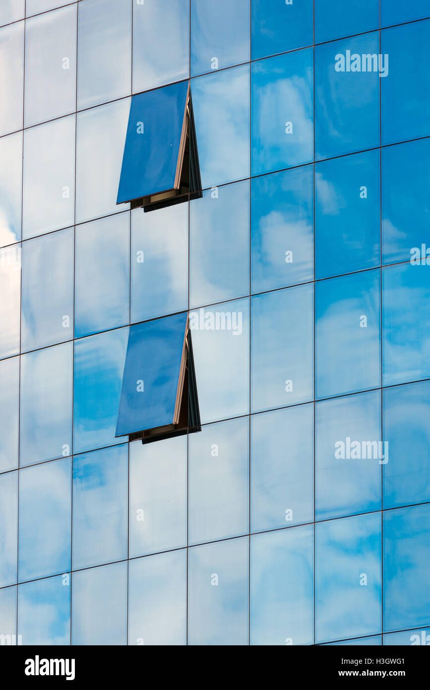 Finestre aperte nel blu grattacielo edificio per uffici Foto Stock