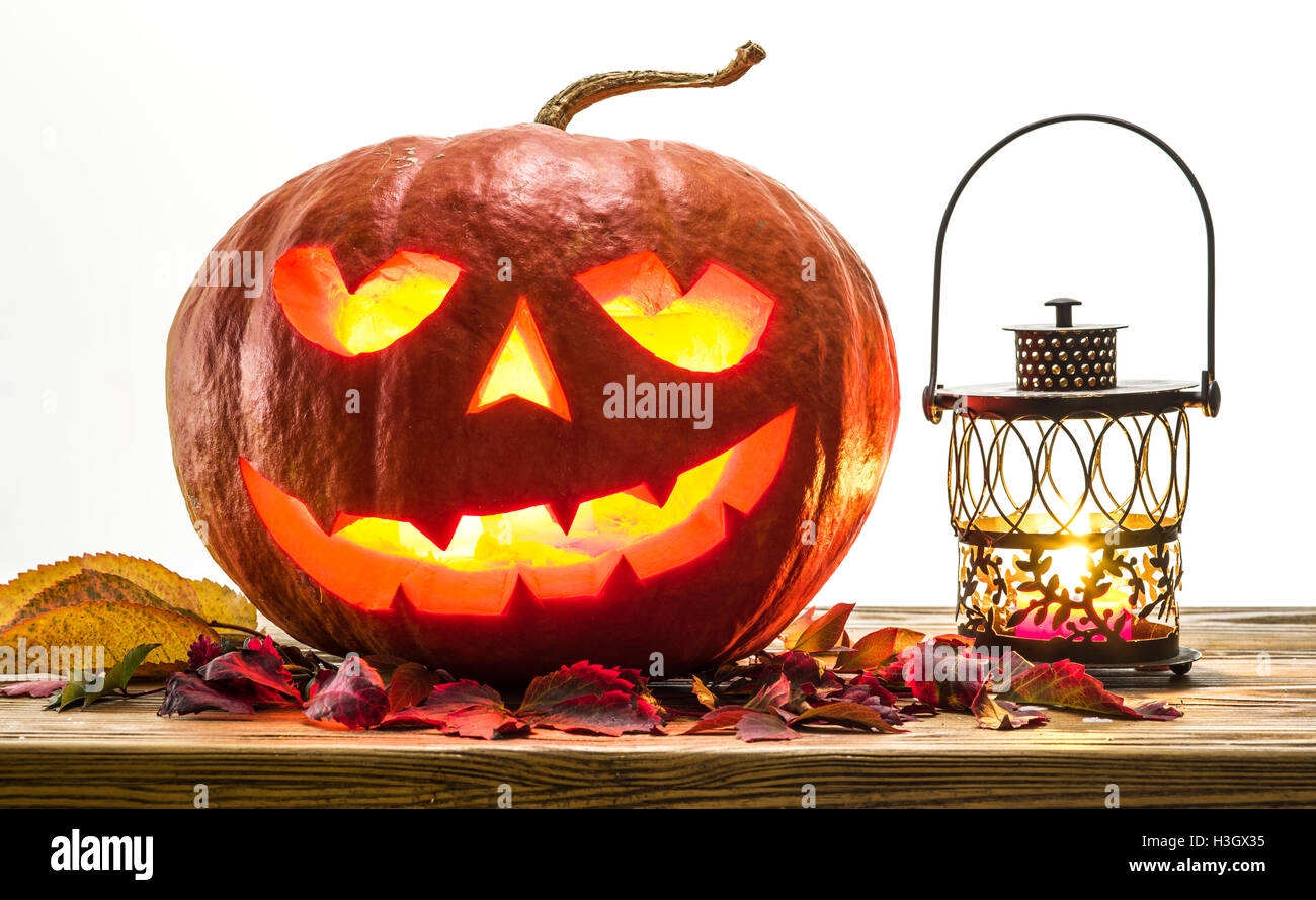 Grinning zucca lanterna o jack-o'-lanterna è uno dei simboli di Halloween. Attributo di Halloween. Foto Stock