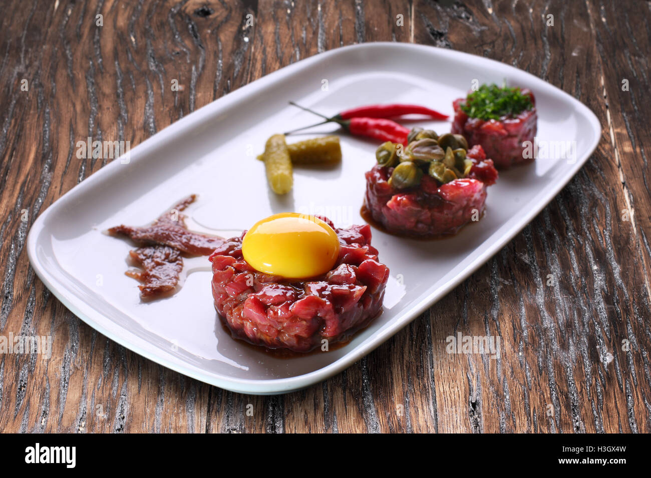 Tartare di manzo con capperi e tuorlo d'uovo. Foto Stock