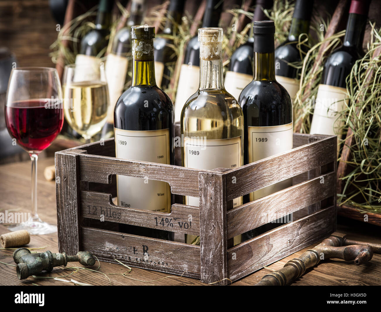 Vecchie bottiglie di vino in una cassa di legno. Foto Stock