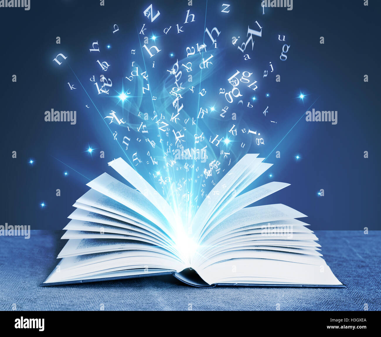 Il libro magico e le lettere immagini e fotografie stock ad alta  risoluzione - Alamy