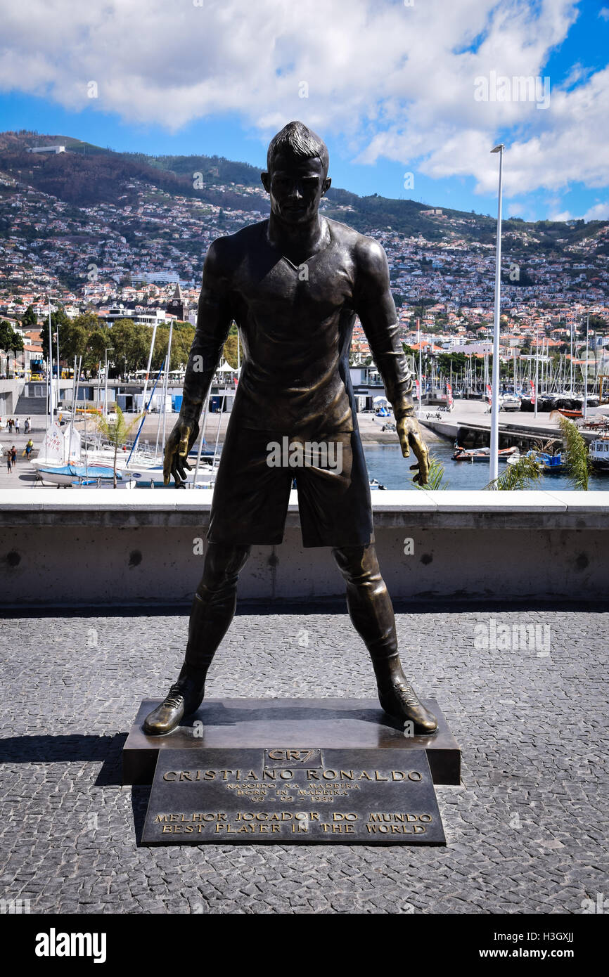 Cristiano Ronaldo statua al di fuori del CR7 museum di Funchal, Madeira Foto Stock