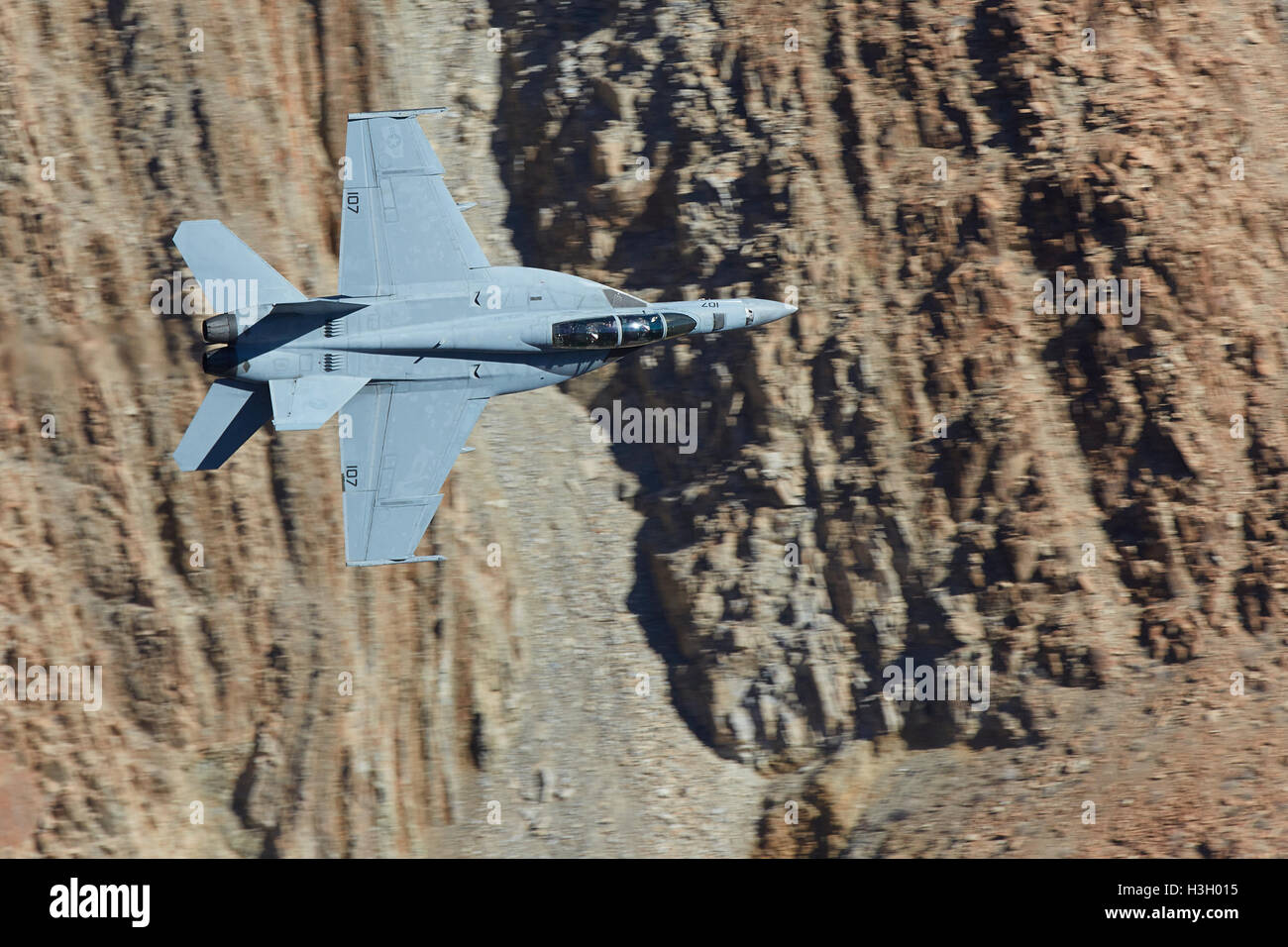 Marina degli Stati Uniti F/A-18F Super Hornet jet fighter, volare a livello basso attraverso il Rainbow Canyon. Foto Stock
