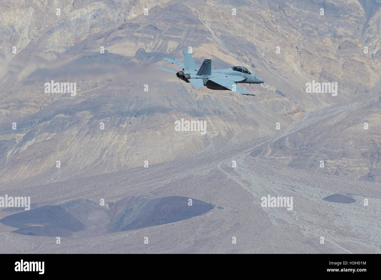 Marina degli Stati Uniti F/A-18F Super Hornet jet fighter, volando sopra la Valle della Morte. Foto Stock