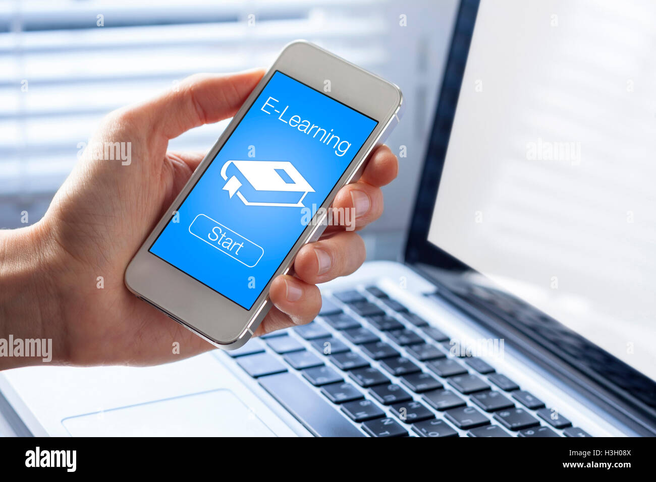 L'E-learning concetto sul telefono cellulare per la formazione online Foto Stock