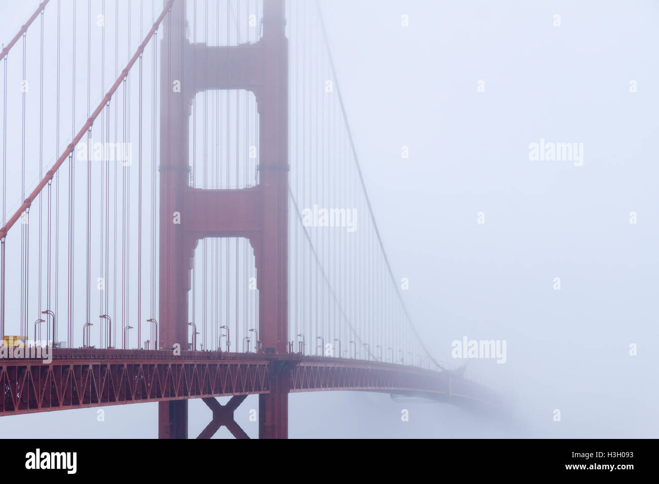 Golden Gate bridge nella nebbia, la baia di San Francisco, California Foto Stock