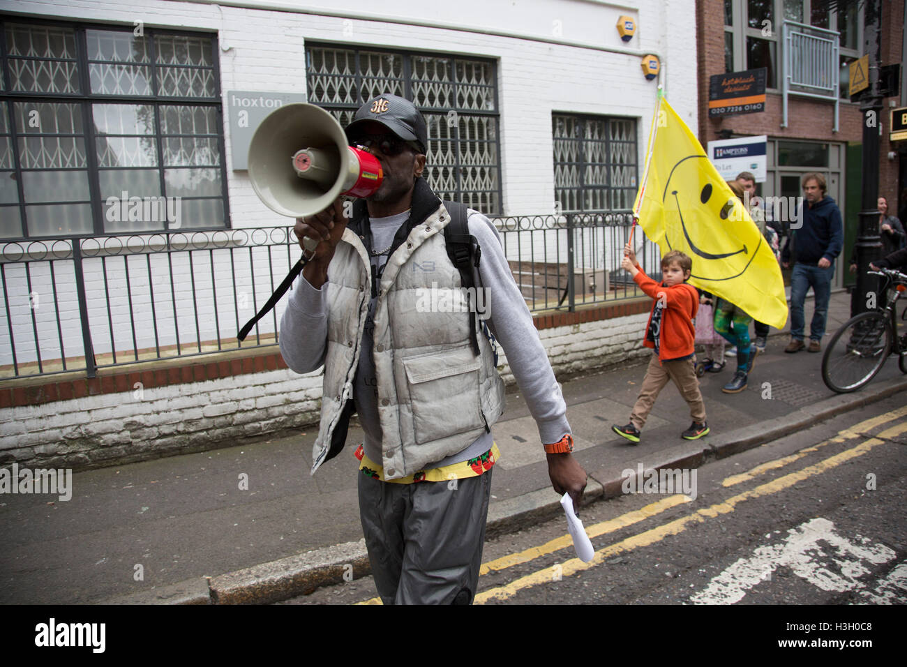 Demo per salvare la vita notturna nel Regno Unito a seguito della chiusura del club di Londra tessuto manifestanti sono in lotta per salvare Londra luoghi famosi in questo Londra clubbing scene manifestazione di sabato 8 ottobre 2016 a Londra Regno Unito. La protesta è per chiedere al governo di proteggere questa zona la nostra cultura a Londra e in tutto il Regno Unito. Inizio a Hoxton Square, manifestanti radunati in un sereno e gioioso e vibrante protesta per aumentare la consapevolezza delle difficoltà incontrate dalla musica elettronica e club culture. Foto Stock