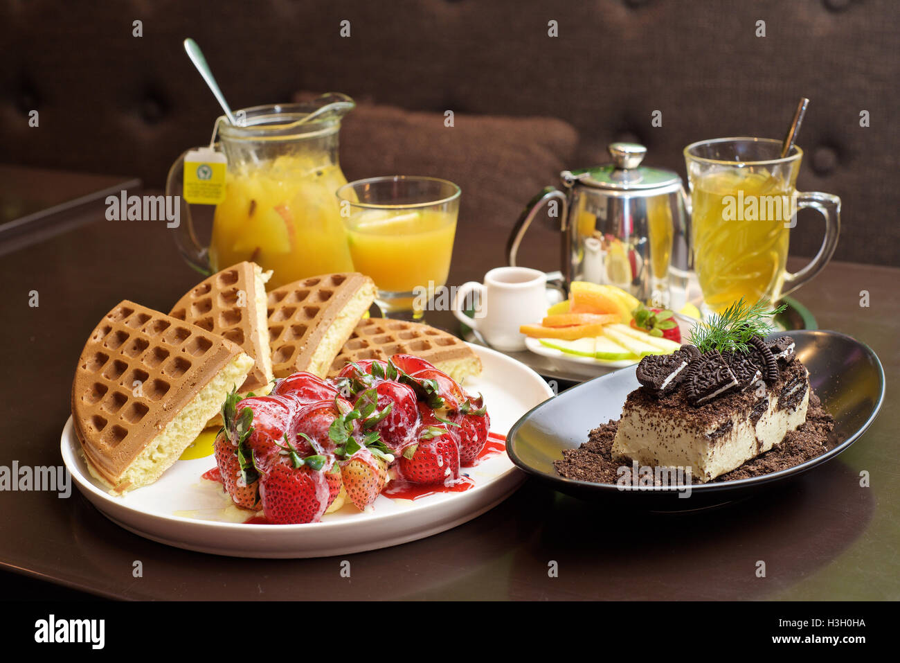 Strawberry waffle, Tiramisù con Orange Squash e tè alle erbe Foto Stock