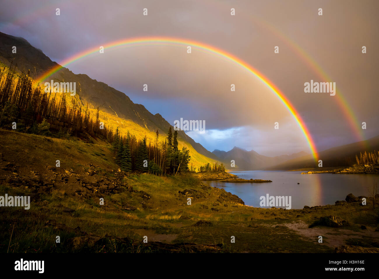 Un doppio arcobaleno archi su Lago di medicina nel Parco Nazionale di Jasper la Valle Maligne. Foto Stock