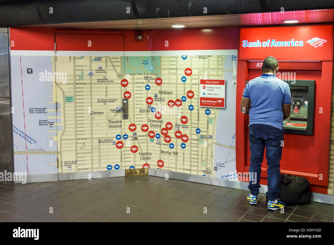 New York City,NY NYC Manhattan,Times Square,42nd Street,metro,stazione,MTA,bancomat,bancomat,bancomat,Banca d'America,Black Adult,adults,man me Foto Stock