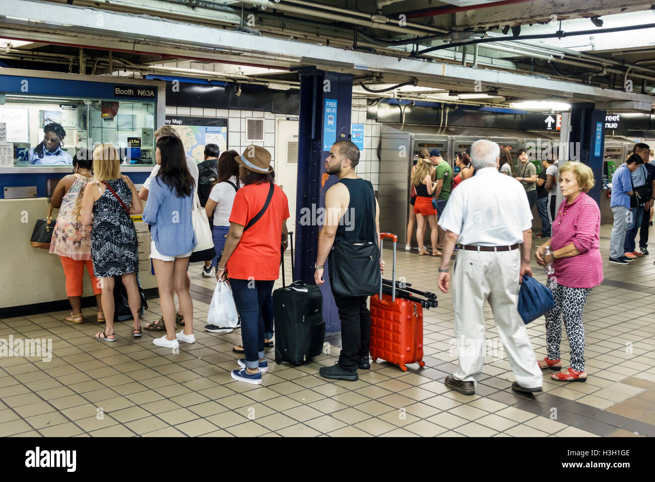 New York City, NY NYC, Manhattan, Times Square, 42nd Street, metropolitana, stazione, MTA, trasporti pubblici, biglietteria, Black Blacks African African African African min etnico Foto Stock