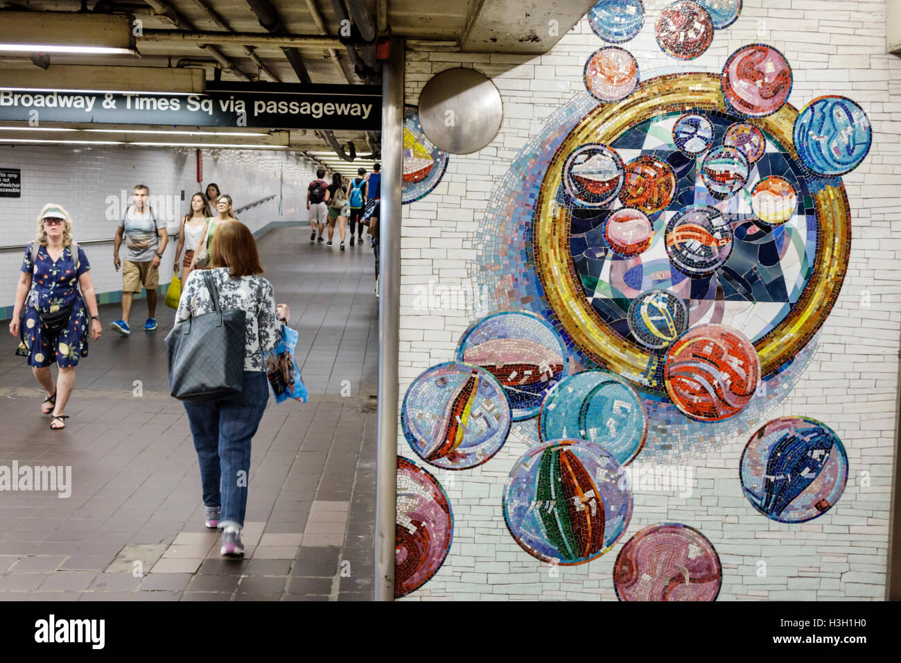 New York City,NY NYC Manhattan,Times Square,42nd Street,metropolitana,stazione,MTA,passaggio,opere d'arte,Lissing My Marbles,Lisa Dinhofer,adulti adulti,donna female Foto Stock