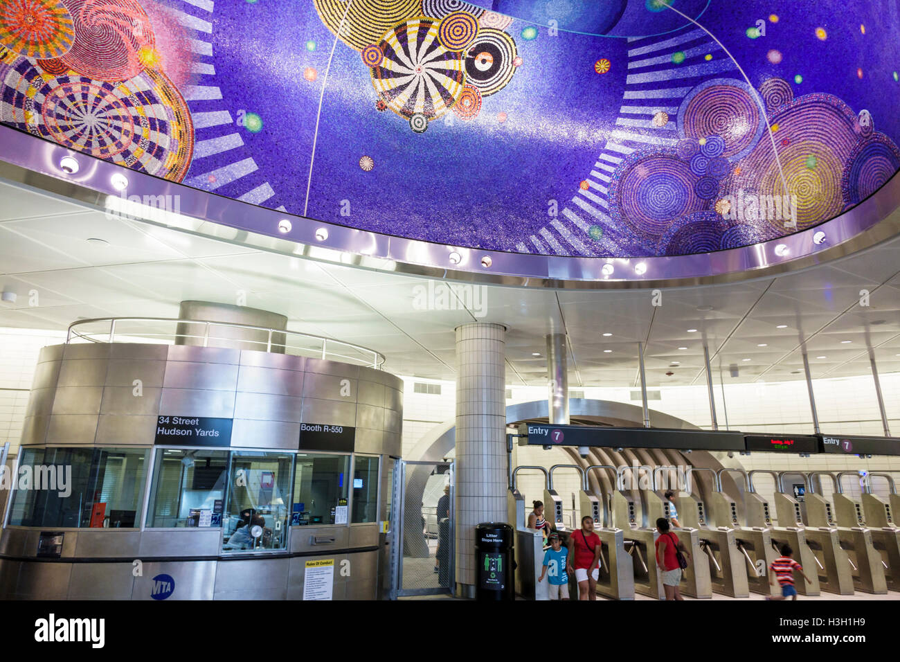 New York City,NY NYC Manhattan,Chelsea,34th Street,Hudson Yards,metropolitana,stazione,MTA,soffitto,opere d'arte,vibrazioni funk,mosaico,Xenobia Bailey,turnsti Foto Stock