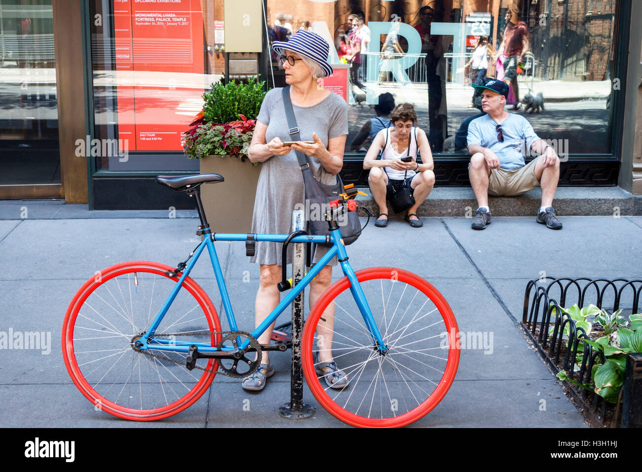 New York City,NY NYC,Manhattan,Chelsea,Rubin Museum of Art,Block Party,adulti,donna donna donna donna donna donna donna donna donna donna donna donna donna donna donna donna donna donna donna donna uomo maschio,maturo,bicicletta bicyc Foto Stock
