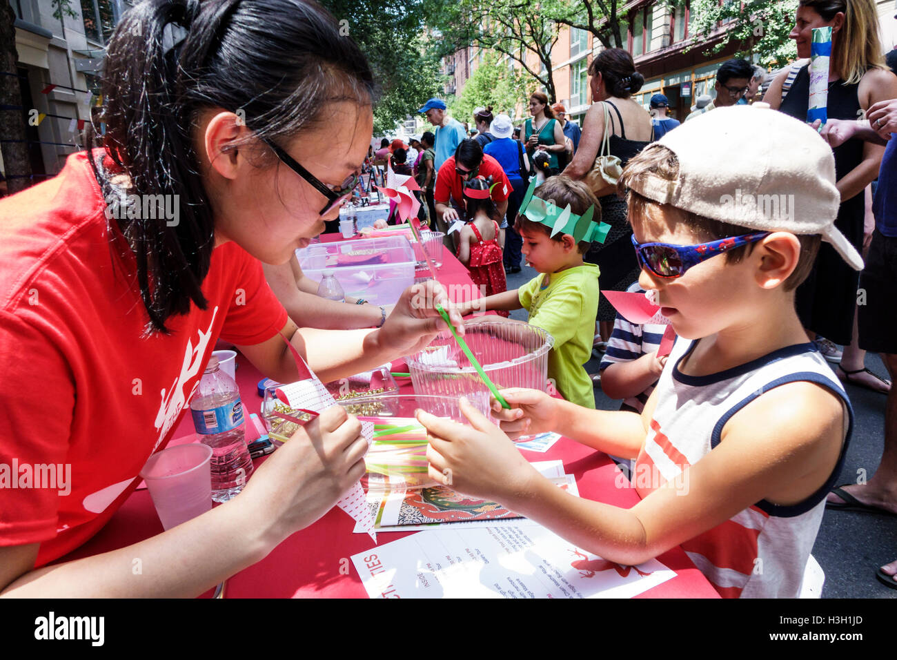 New York City,NY NYC,Manhattan,Chelsea,Rubin Museum of Art,Block Party,evento annuale,festival,tema Nepal,opere d'arte per bambini,artigianato,ruota a spillo,asiatico Foto Stock