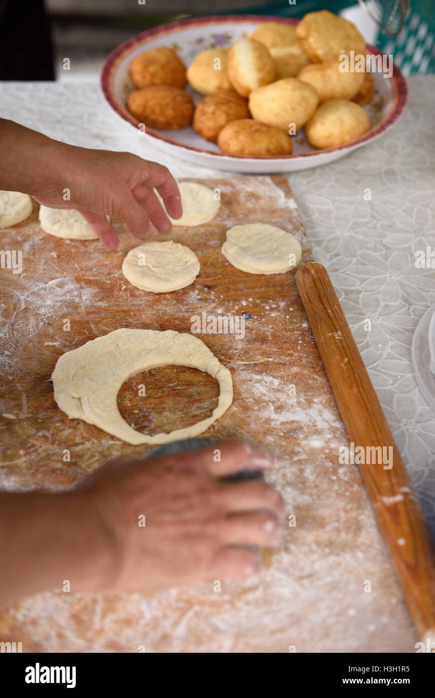 Lievito fresco e di pasta fritte Baursaki presso il kazako Hun villaggio nei pressi di Almaty Kazakhstan Foto Stock