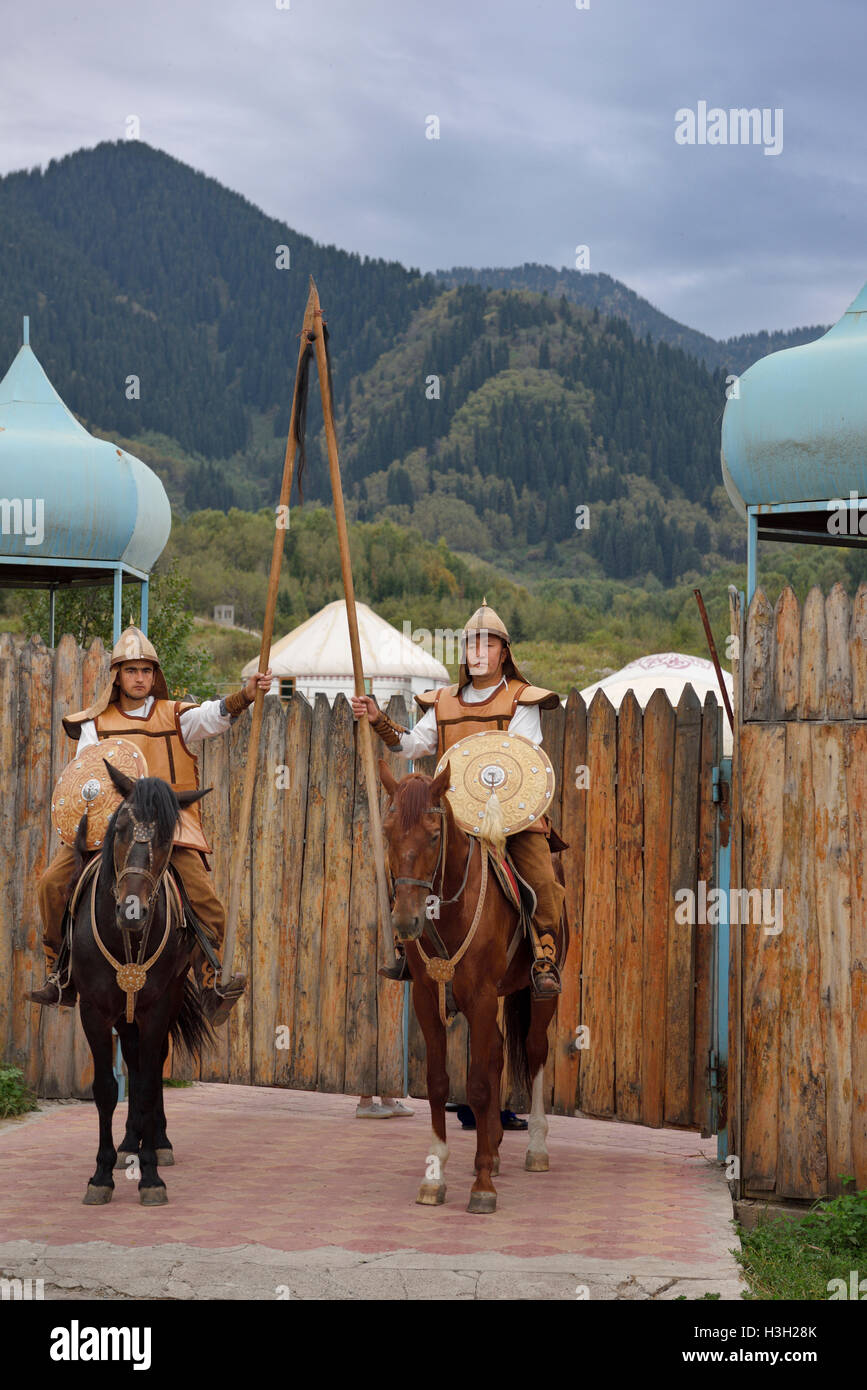 Le protezioni a cavallo presso il cancello di Unni etno villaggio nei pressi di Almaty Kazakhstan Foto Stock