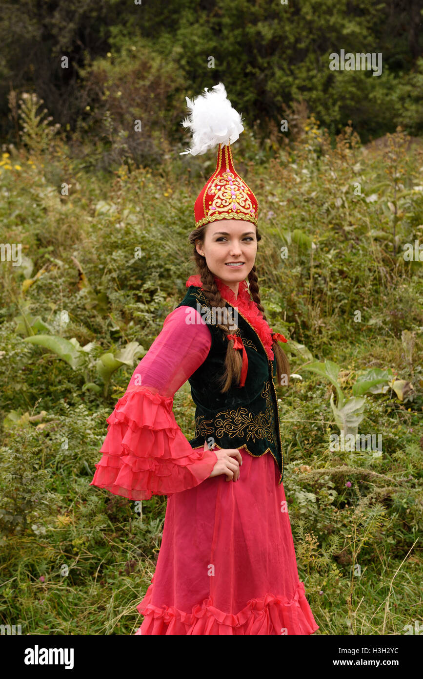 Giovane donna nel tradizionale abito kazako con Takiya zucchetto con piume Kazakistan Foto Stock